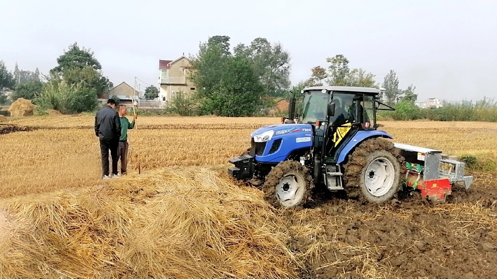 80后“新農(nóng)人”玩轉(zhuǎn)農(nóng)機(jī)：農(nóng)業(yè)路越走越開(kāi)闊